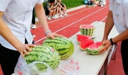 趣味吃瓜表演,带你领略欢乐盛宴