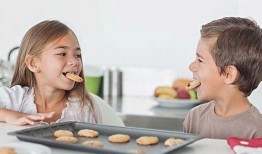 吃瓜唠嗑吃饭图片,吃瓜唠嗑，共享美味时光