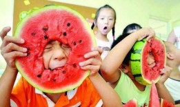 三人吃瓜视频,欢乐瞬间定格成永恒