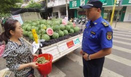 排队吃瓜扎堆装瓜,排队吃瓜扎堆装瓜的市井百态