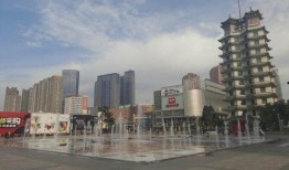 郑州吃瓜二七广场,吃瓜群众的欢乐聚集地